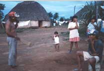 Av ensina para os seus netos a luta do oi. Foto: Xanda de Biase