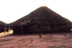 Casa na aldeia Abelhinha. R Idzuhu am h. Foto Xanda de Biase