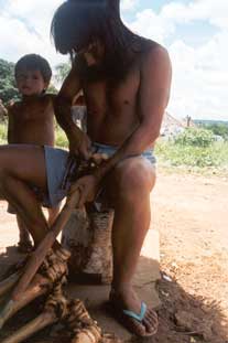 Os tios e os pais preparam as bordunas de oi para os meninos da sua famlia. Foto Xanda de Biase